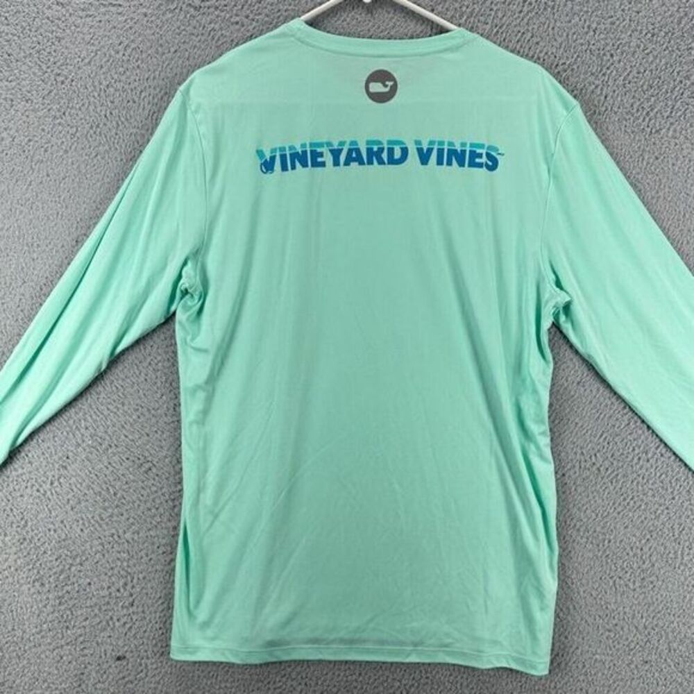 Vineyard Vines Performance Shirt Men Medium Aqua Graphic Print Whale Fishing NEW - Picture 2 of 9